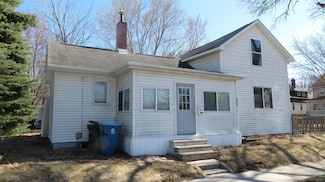 527 W 8th St, Waterloo, IA 50702