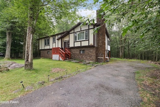 785 Country Place Dr, Tobyhanna, PA 18466