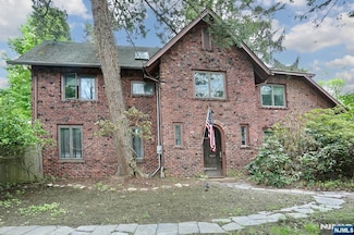 8 Harriot Ave, Harrington Park, NJ 07640