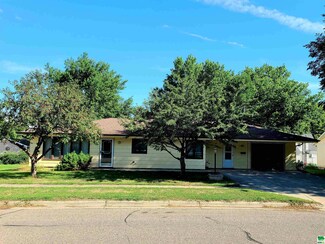 611 1st St, Hull, IA 51239