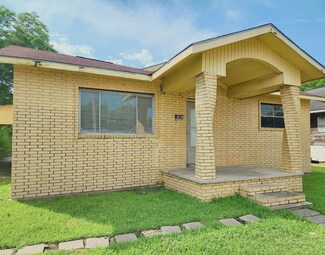 1627 S Gulfway Dr, Port Arthur, TX 77640