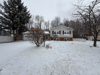 16 Briarfield Dr, Clifton Park, NY 12065