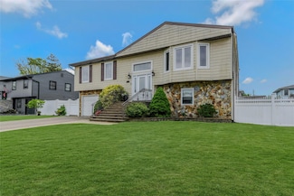 10 Garretson Ave, Islip, NY 11751