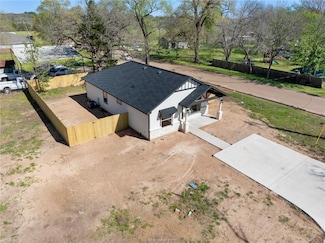 502 W 10th St, Hearne, TX 77859