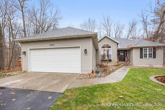 10533 Scenic Pines Ct NE, Rockford, MI 49341