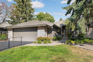 890 S Highview Cir, Saint Paul, MN 55118