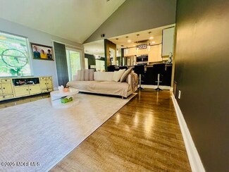 422 Waters Edge Dr, Toms River, NJ 08753