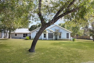 104 Scenic Oak Dr, Floresville, TX 78114