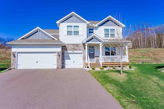 882 Redmond Dr, Carver, MN 55315