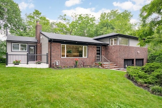 8 Junard Dr, Roslyn, NY 11576
