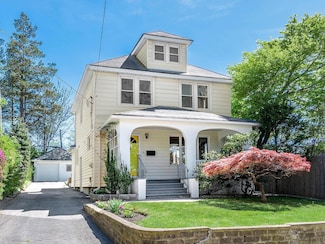 2 Fairview Ave, Port Washington, NY 11050