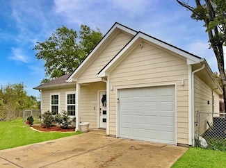 100 Winchester Cir, Gun Barrel City, TX 75156