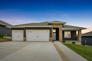 706 Rolling Hills Dr, Tiffin, IA 52340