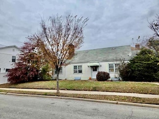 372 Jackson Ave, Mineola, NY 11501