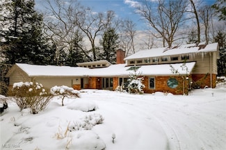 6015 Deer Run Dr, Chagrin Falls, OH 44022