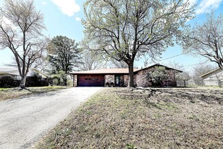 706 Lee St, Bowie, TX 76230