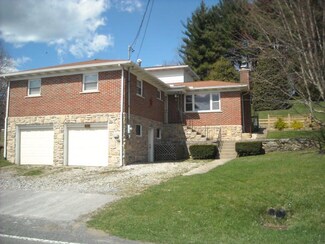 619 Prosperity Rd, Mount Hope, WV 25880