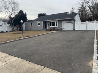 952 Thompson Dr, Bay Shore, NY 11706