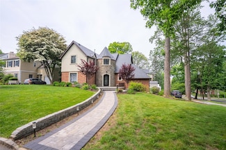 2 Wyngate Place, Great Neck, NY 11021