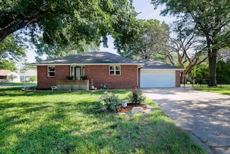 320 S 3rd St, Colwich, KS 67030