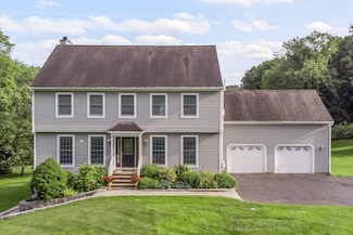 105 Huntingtown Rd, Newtown, CT 06470