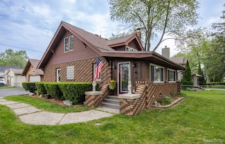 284 W Clarkston Rd, Lake Orion, MI 48362