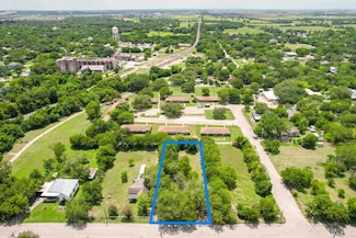 821 N Blanco St, Lockhart, TX 78644