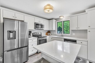 17 Mansion Woods Dr Unit E, Agawam, MA 01001