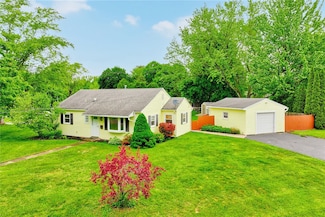 160 Iroquois St, Webster, NY 14580