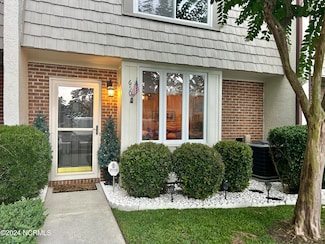 650 Cobblestone Dr, Wilmington, NC 28405