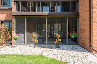 6100 W Stonehedge Dr Unit 166, Milwaukee, WI 53220