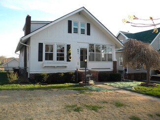 621 Oakland Dr, Council Bluffs, IA 51503