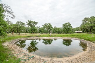 475 Littlehorn Ln, Stockdale, TX 78160