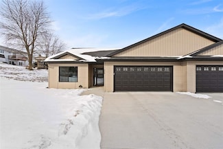 506 S Walnut St, Williamsburg, IA 52361