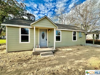 408 E Division St, Edna, TX 77957