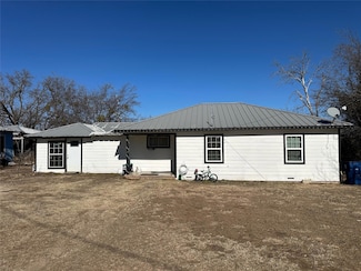 906 7th St, Brownwood, TX 76801
