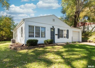 19 Riverview Ln, Bettendorf, IA 52722