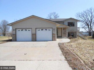 1210 Shoreline Dr, Howard Lake, MN 55349