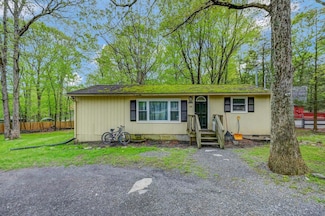 159 Sandstone Dr, Dingmans Ferry, PA 18328