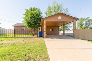 410 W 4th St, Hennessey, OK 73742
