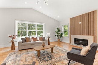 38 Freeport Dr, Burlington, MA 01803