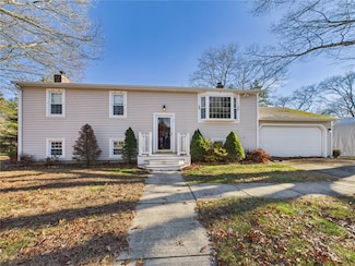 38 Pinecrest Dr, Exeter, RI 02822