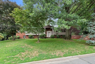 8 Pine Dr, Great Neck, NY 11021