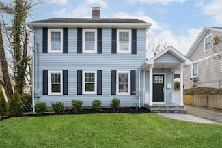 27 Locust Ln, Oyster Bay, NY 11771
