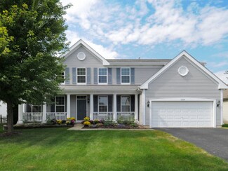 1554 S Falcon Dr, Libertyville, IL 60048