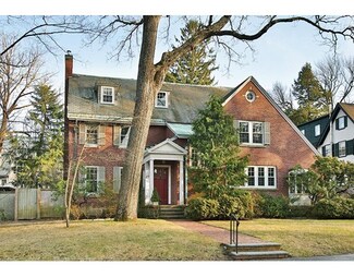 41 Spooner Rd, Chestnut Hill, MA 02467