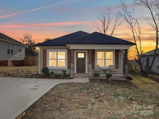 64 Willow St, Badin, NC 28009