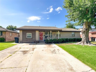 911 SW 2nd St, Moore, OK 73160