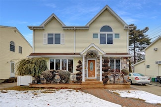 43 Quaker St, New Hyde Park, NY 11040