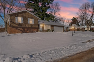 411 Weathering Dr, Mahomet, IL 61853